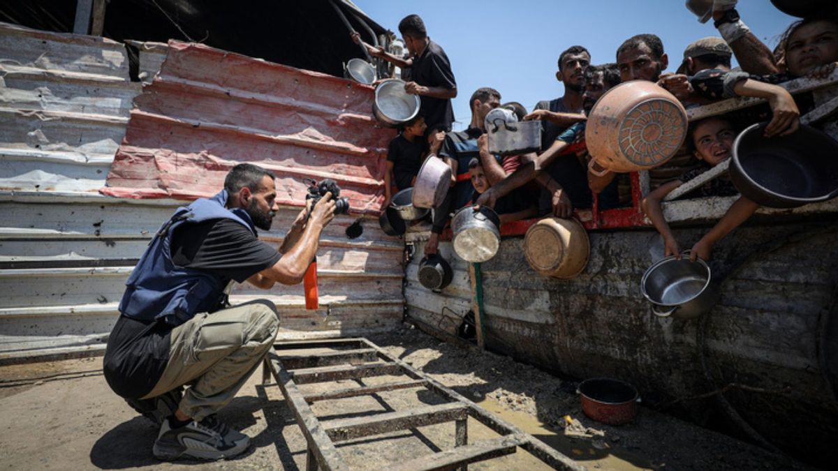 Contextualizing claims Palestinian photojournalist ‘staged’ photos of people waiting for food in Gaza