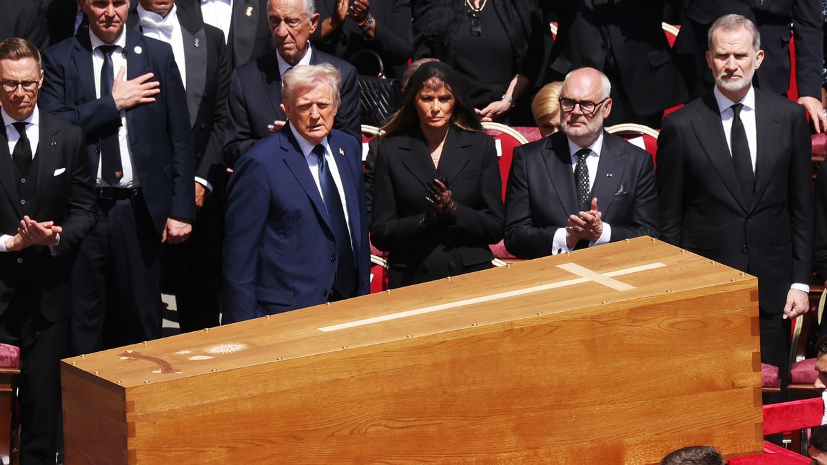 Trump’s blue funeral suit caused uproar. Here’s what we know about whether it broke Vatican dress code