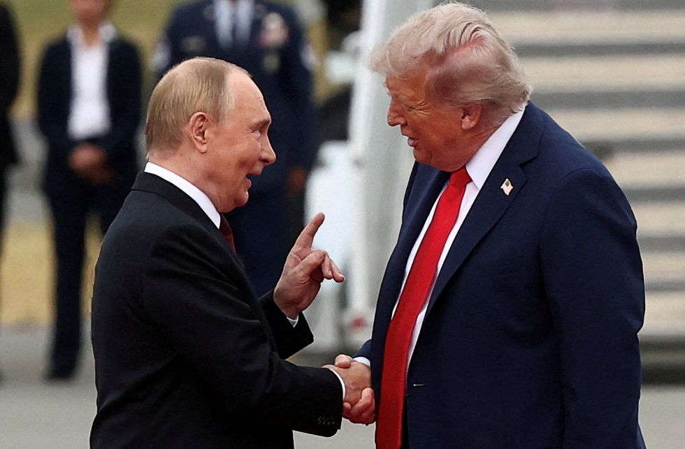 ‘It’s bizarre!’ Analyst slams ‘crazy conundrum’ Trump created over Ukraine