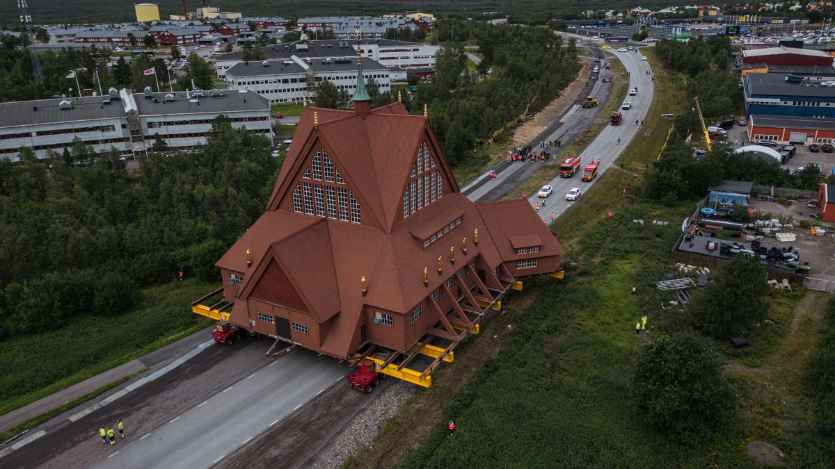 Video allegedly shows Norwegian church being relocated. That’s almost right