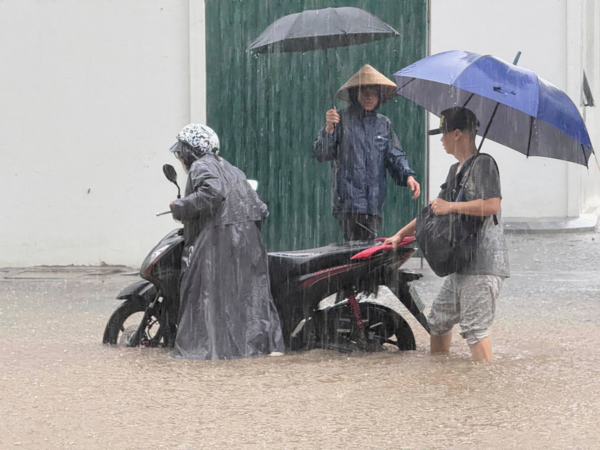 Three killed after Typhoon Kajiki lashes Vietnam, floods Hanoi streets