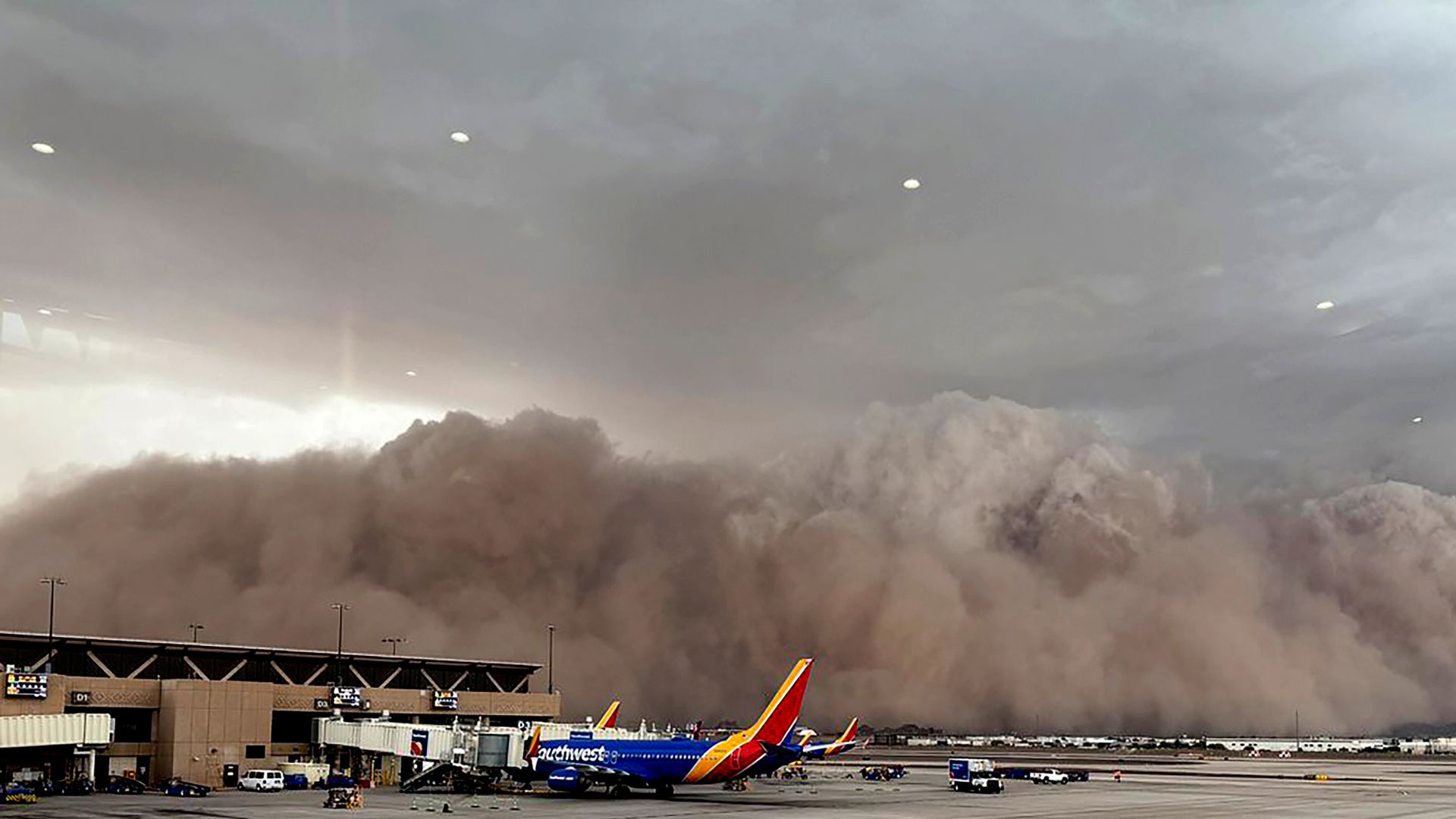 Massive dust storm hits southwest US