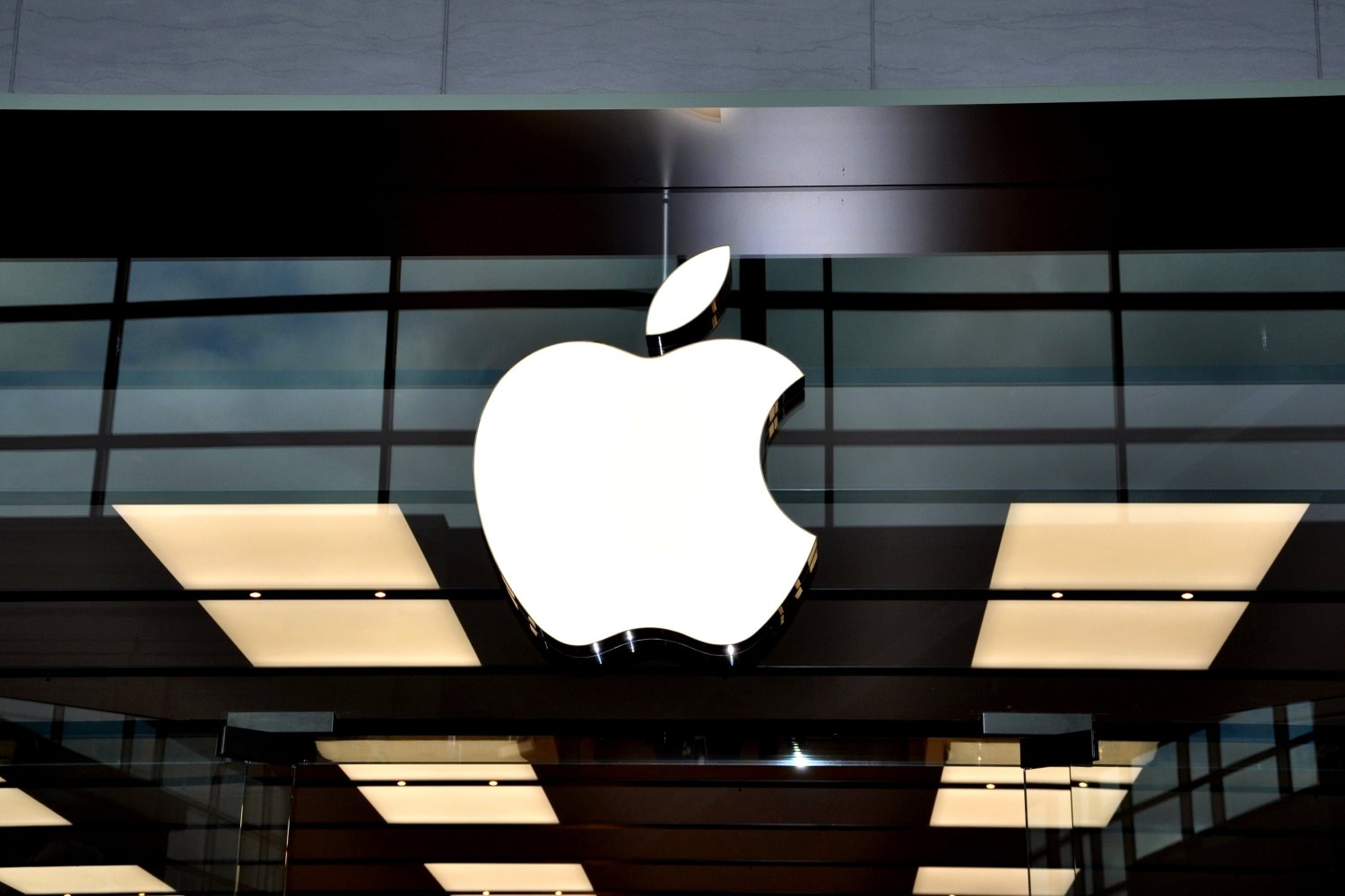 Apple warns UK: Overzealous mobile regulation is bad for all