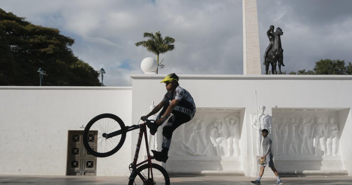 As U.S. fleet steams toward coast, Venezuelans face uncertainty, fear and, for some, hope