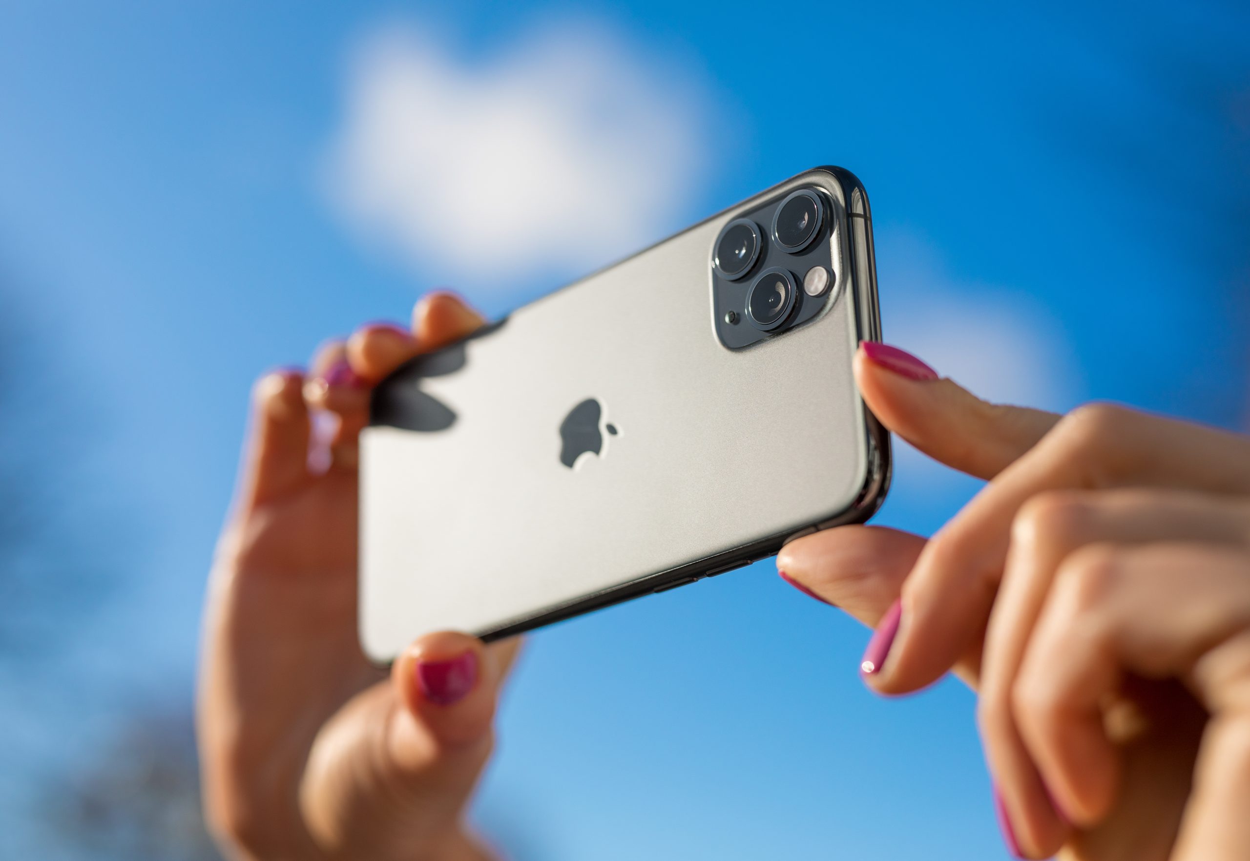 Smartphone sales rise slightly, with AI mobiles set to take over