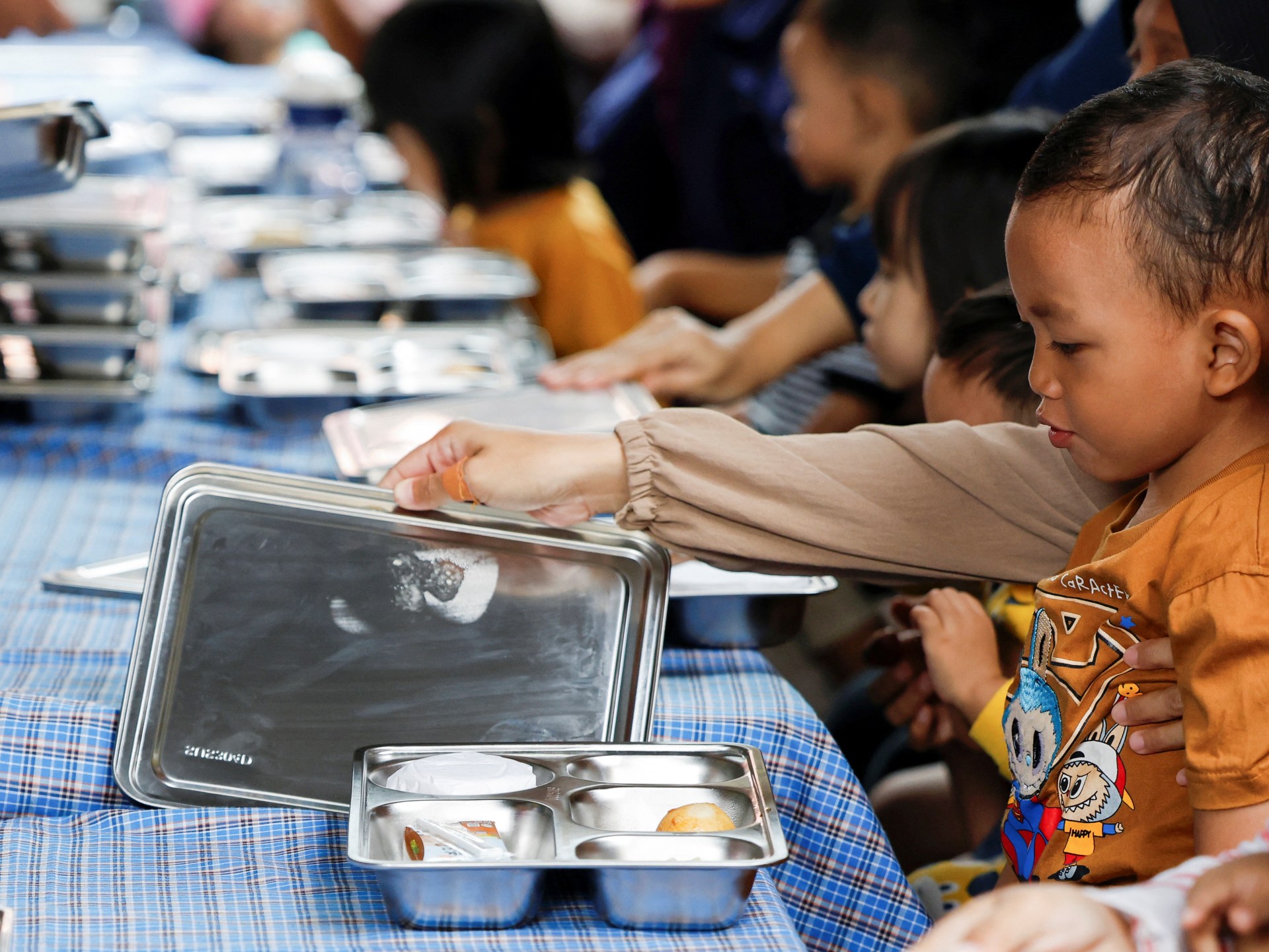 Some 400 Indonesian school children fall ill after eating free school meals