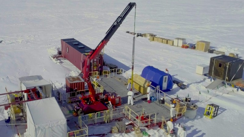 Antarctic lake microbes have flexible survival strategies 