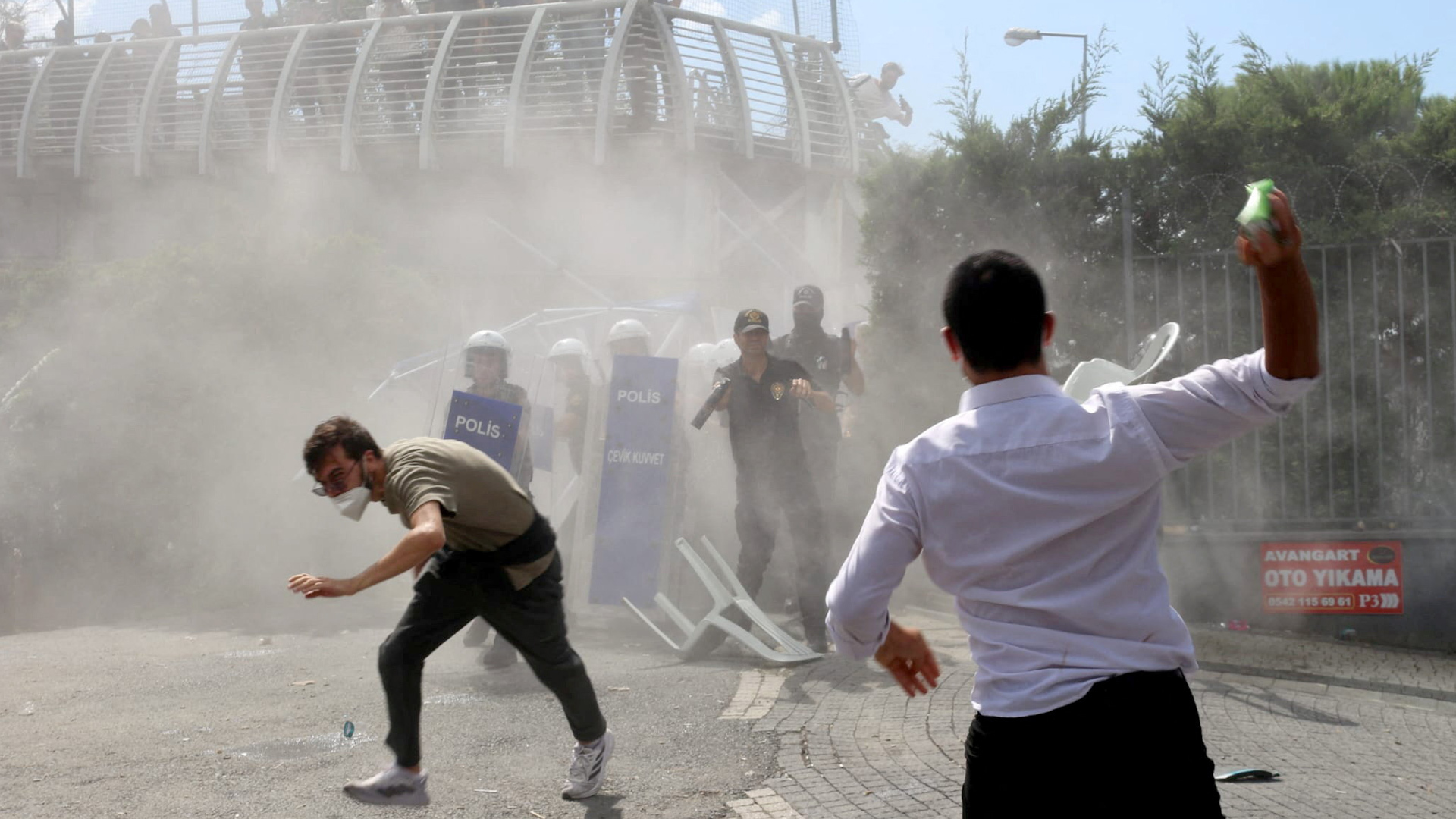 Turkish police clash with opposition members in Istanbul