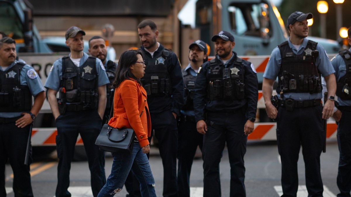Disproving claim Chicago used salt trucks to block ICE from city