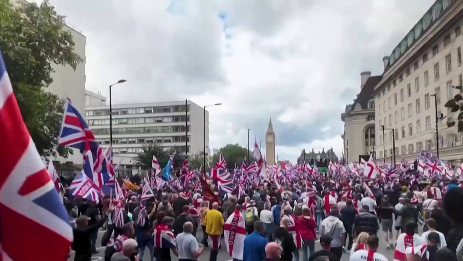 Tens of thousands march at far-right rally in London