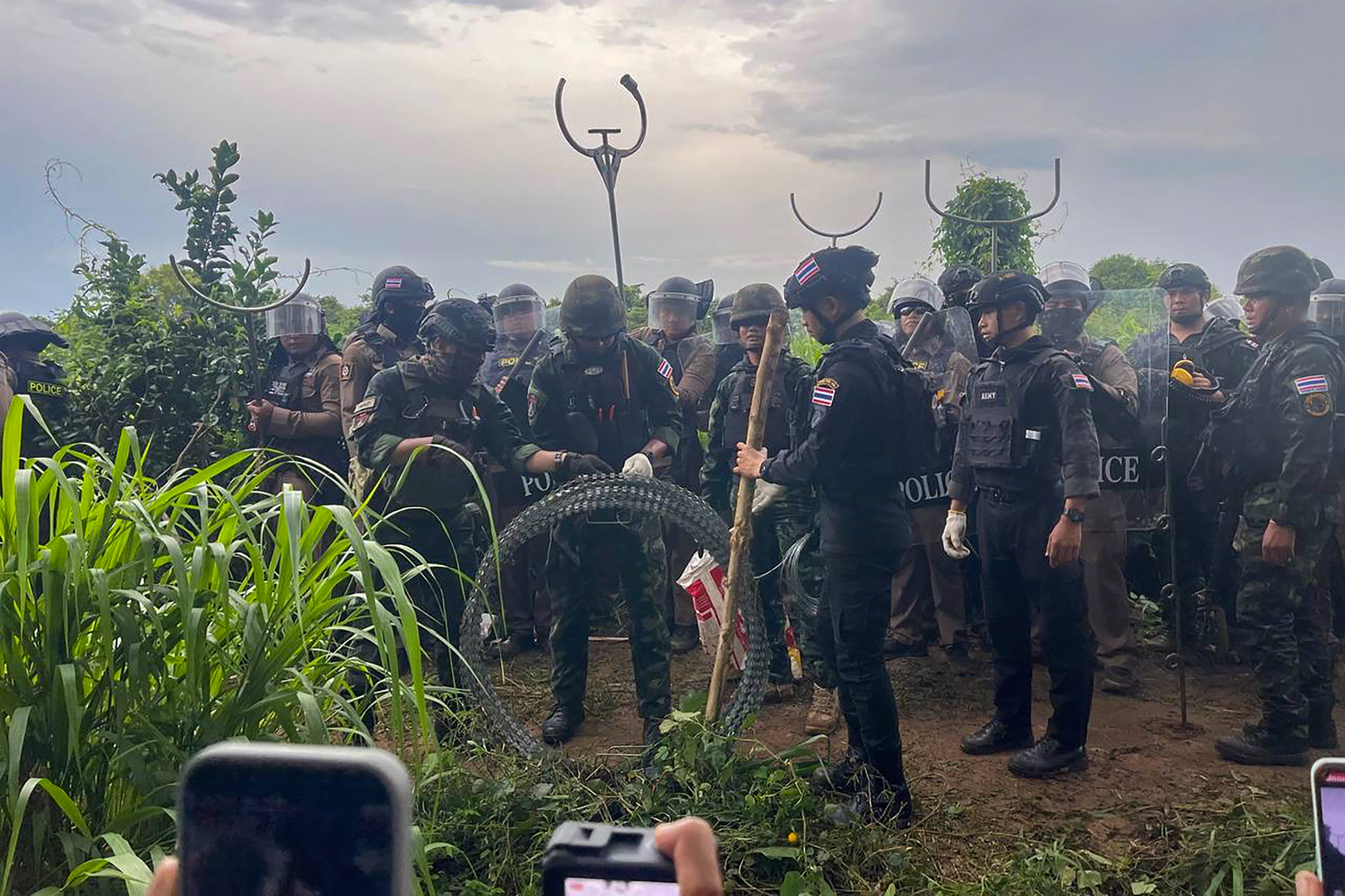 Clashes at disputed border between Thai police and Cambodian protesters