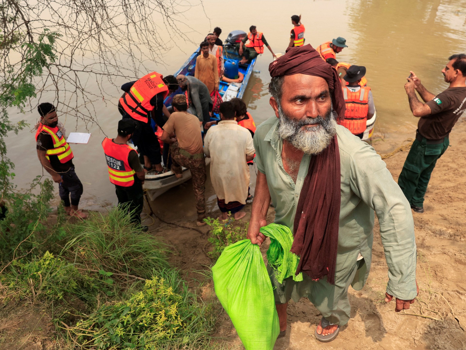 Pakistan floods spark cholera fears amid other rising health risks