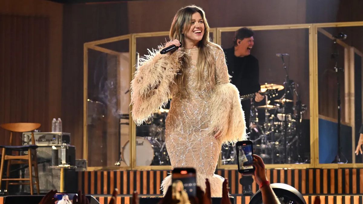 Did Kelly Clarkson announce she would cut ties with brands supporting LGBTQ+ community?
