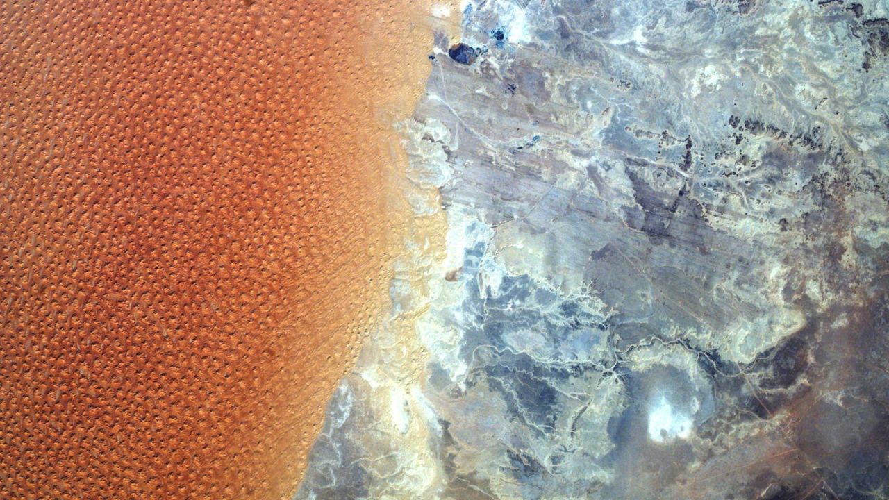 Sea of Saharan ‘star dunes’ clashes with otherworldly terrain where 2 countries meet — Earth from space