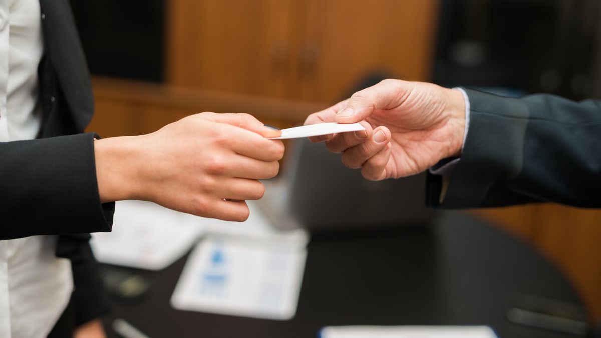 Posts warning of business cards drugged with burundanga don’t pass the smell test