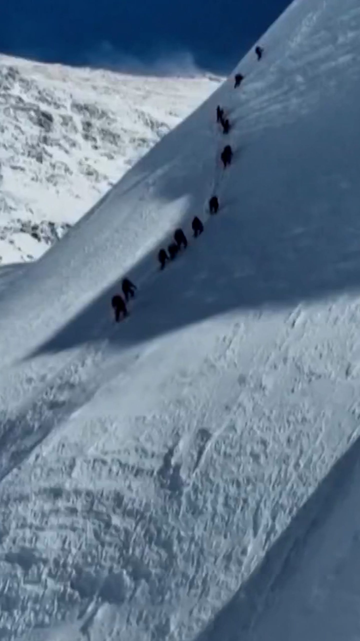 Blizzard traps hundreds of hikers on Mount Everest