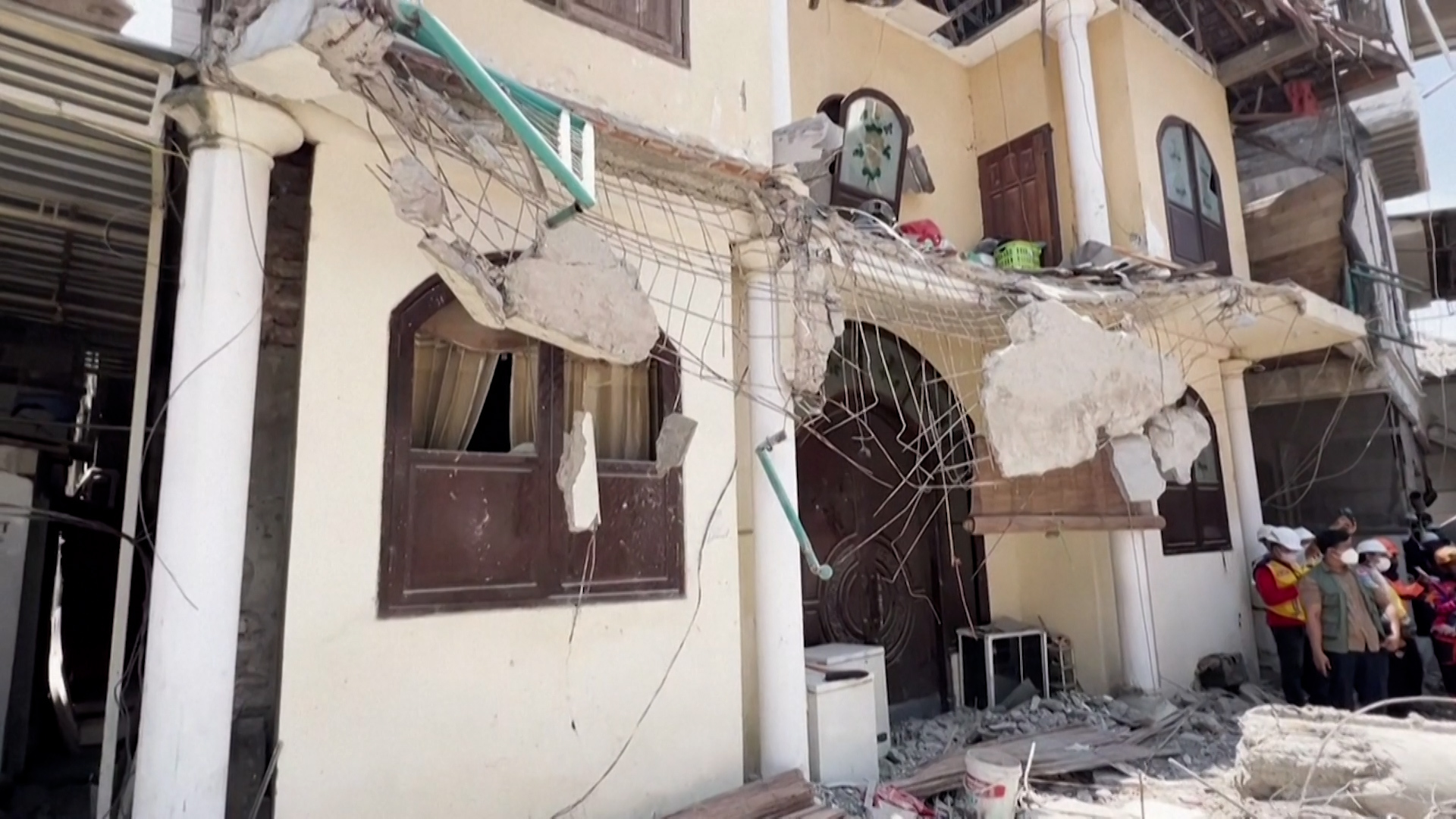 Video: Search for bodies called off after Indonesia school collapse