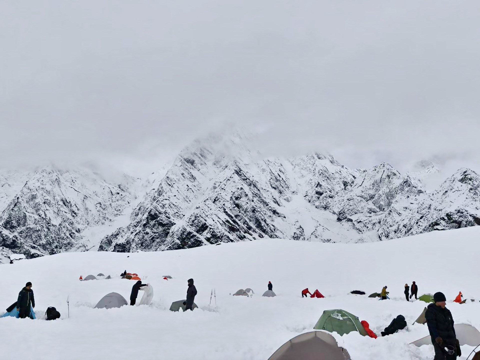 Hundreds of Everest hikers reach safety after snowstorm in Tibetan valley