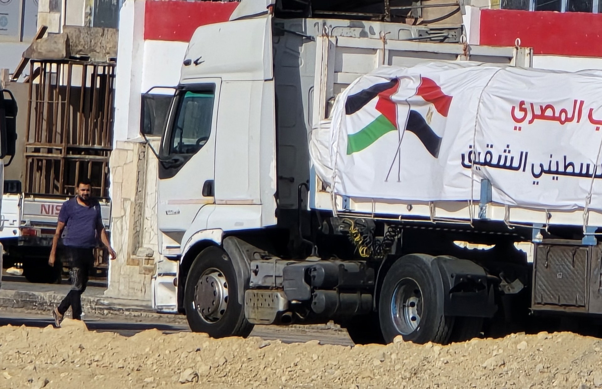 Truck drivers anxiously await Gaza border opening to deliver aid