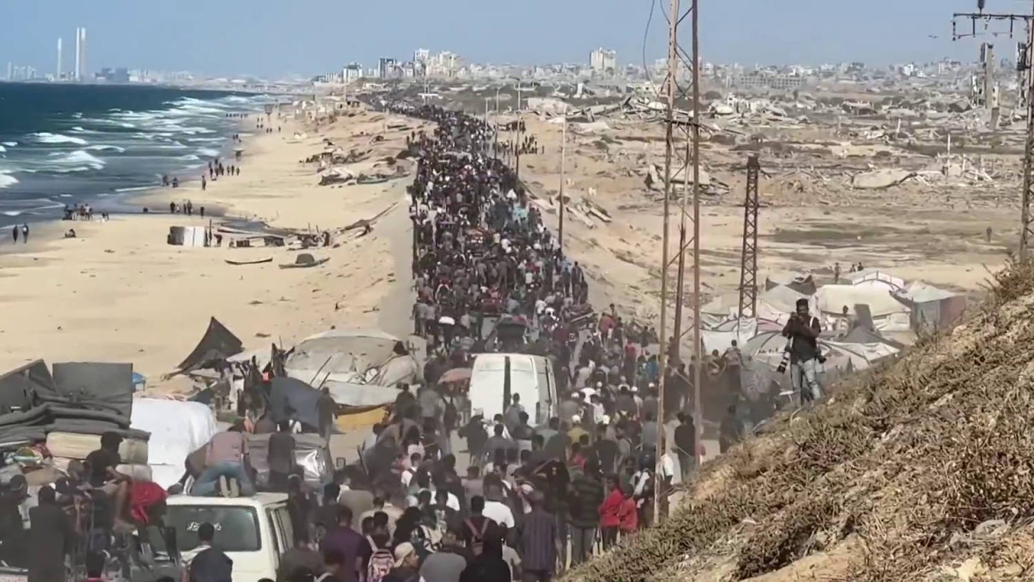 Gazans return as Israeli troops pull back