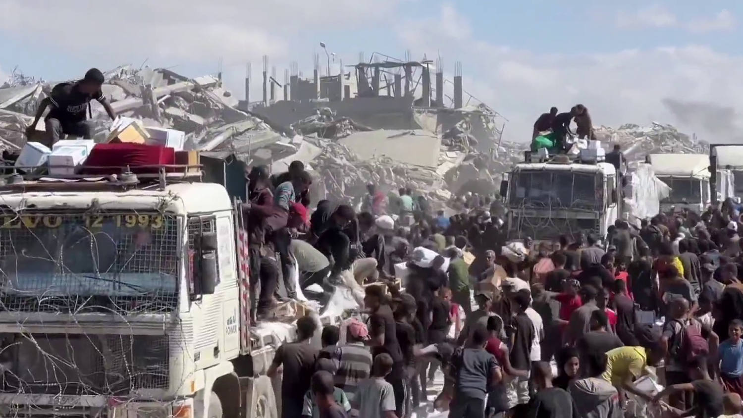 Humanitarian aid begins moving into Gaza as ceasefire holds