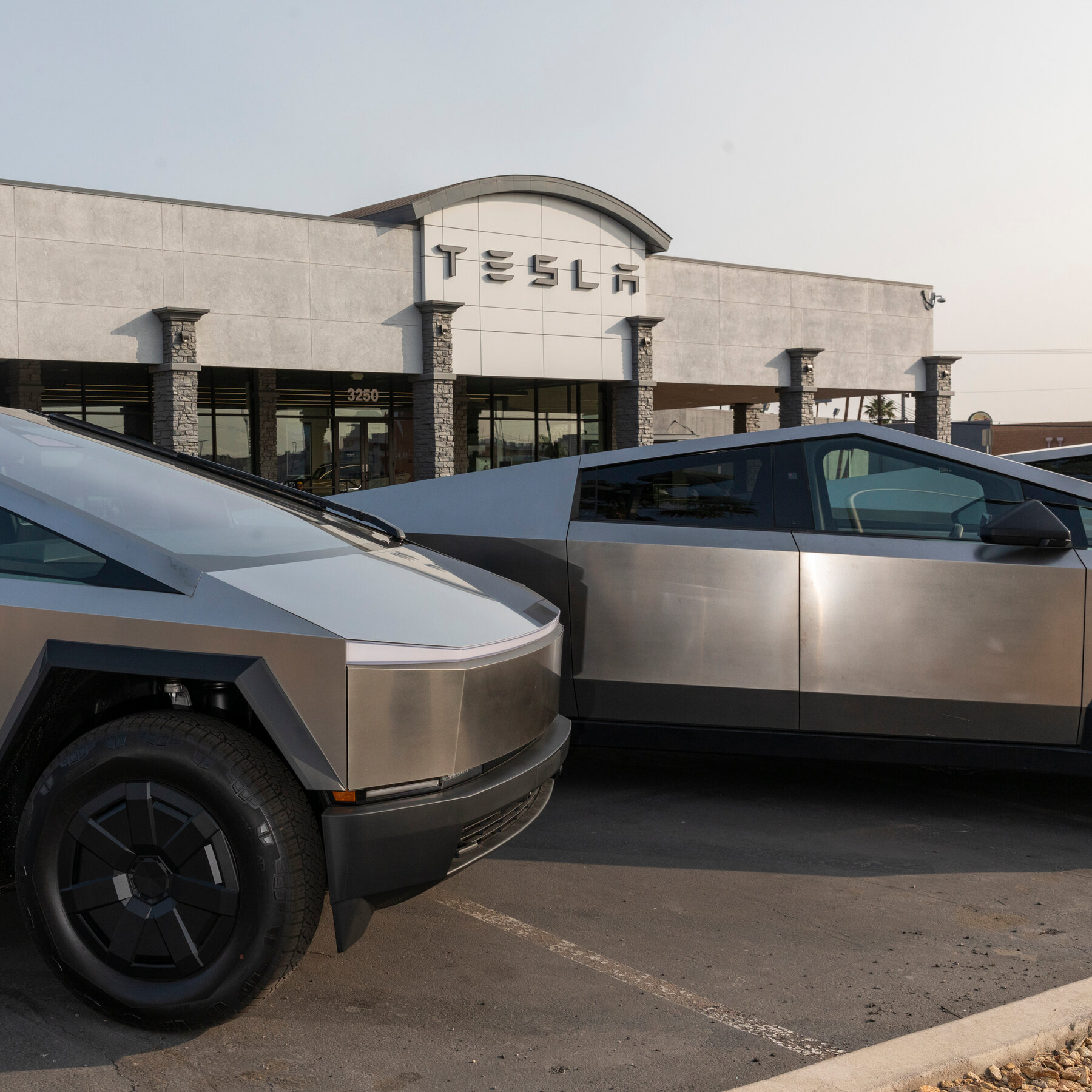 Tesla’s Profit Falls 37% After It Cut Car Prices