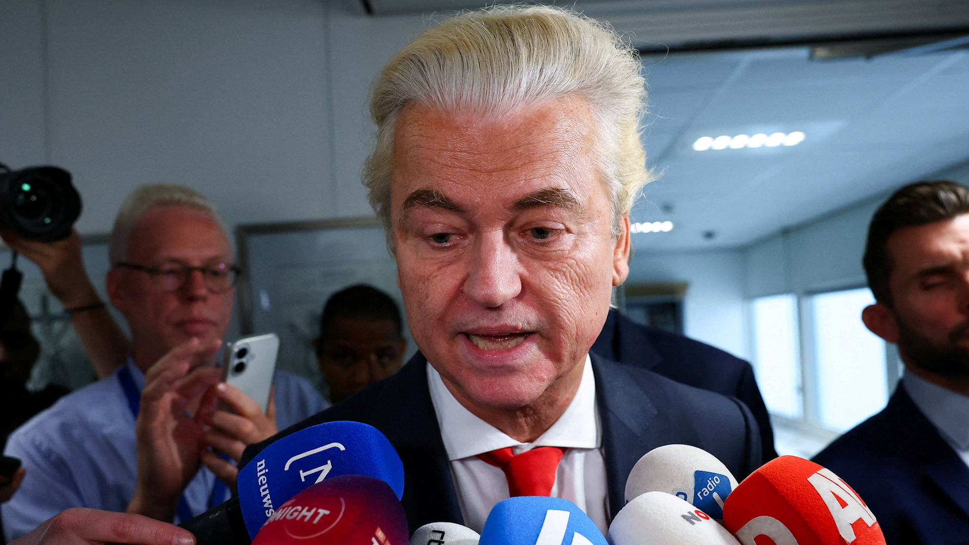 Far-right loses ground as centrists surge in Dutch elections