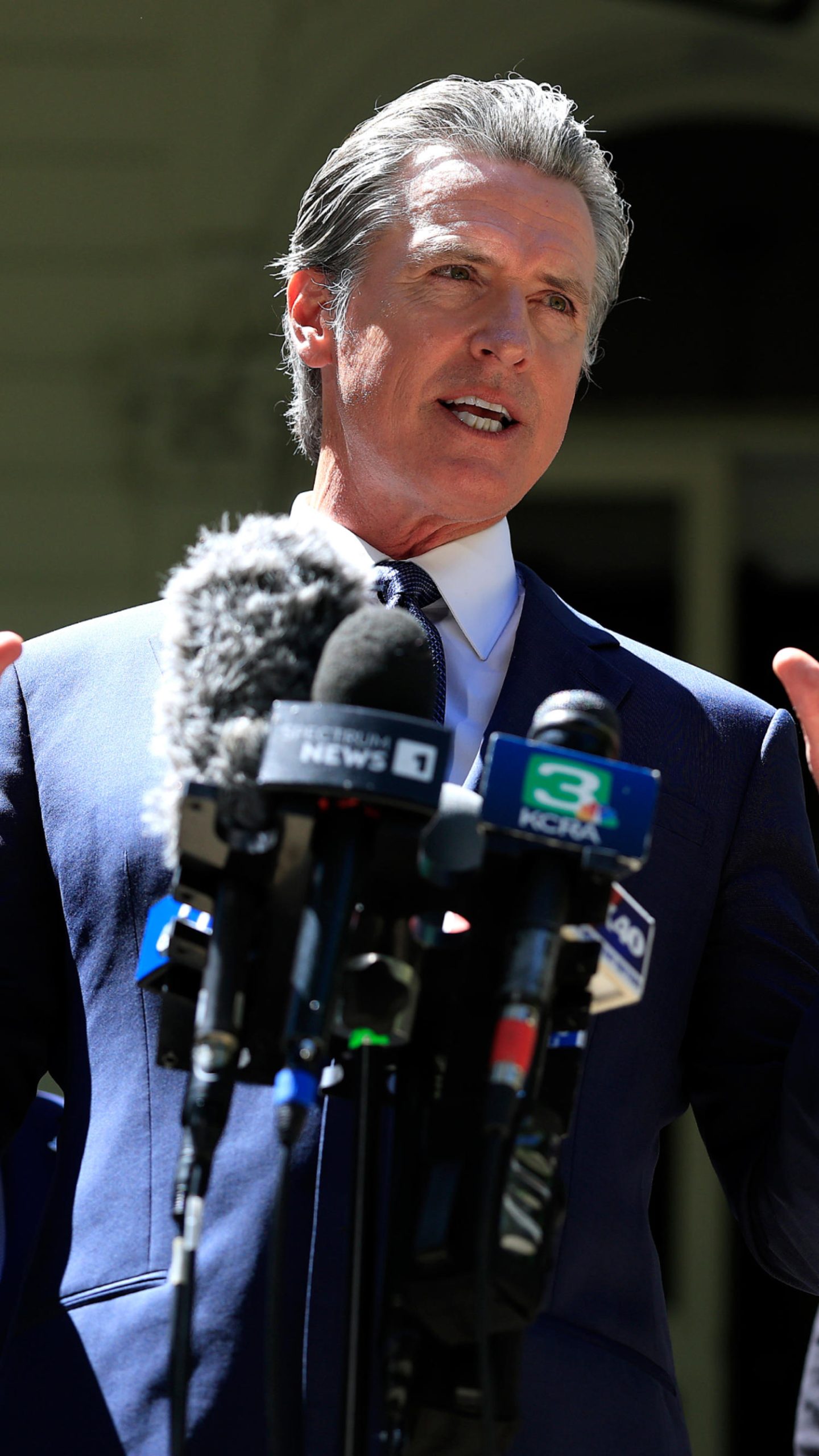 Newsom explains why he imitates Trump on social media