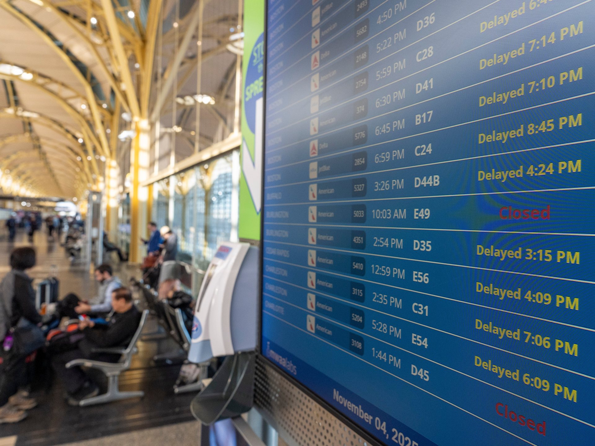 FAA to reduce flights by 10 percent as US government shutdown drags on