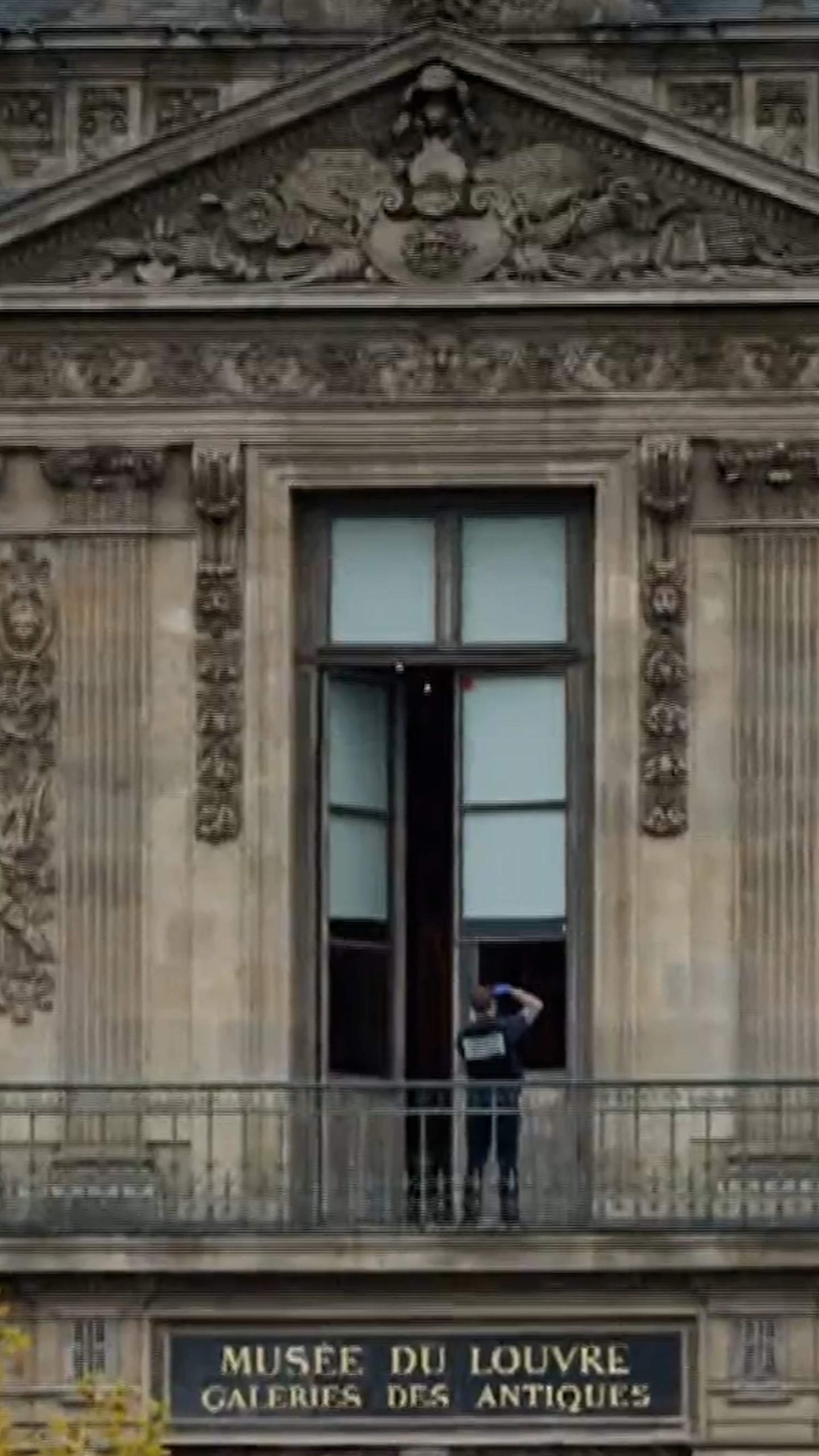 Louvre urged to upgrade its security before jewel heist