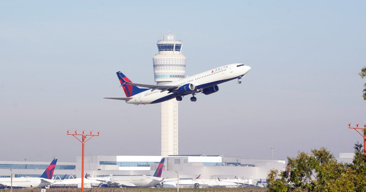 US airlines begin cancelling flights amid government shutdown