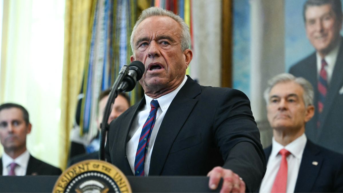 Posts claim RFK Jr. left the scene of Oval Office medical emergency. Here’s what we know