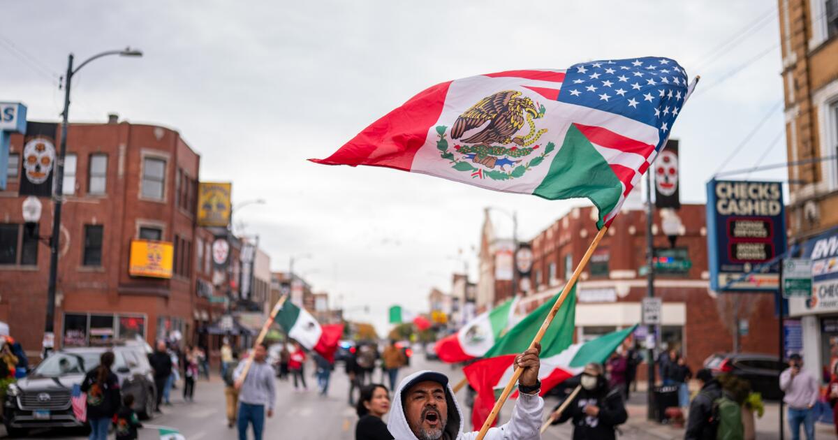 Arellano: In Chicago, residents mount a community-wide defense against Trump’s deportation machine