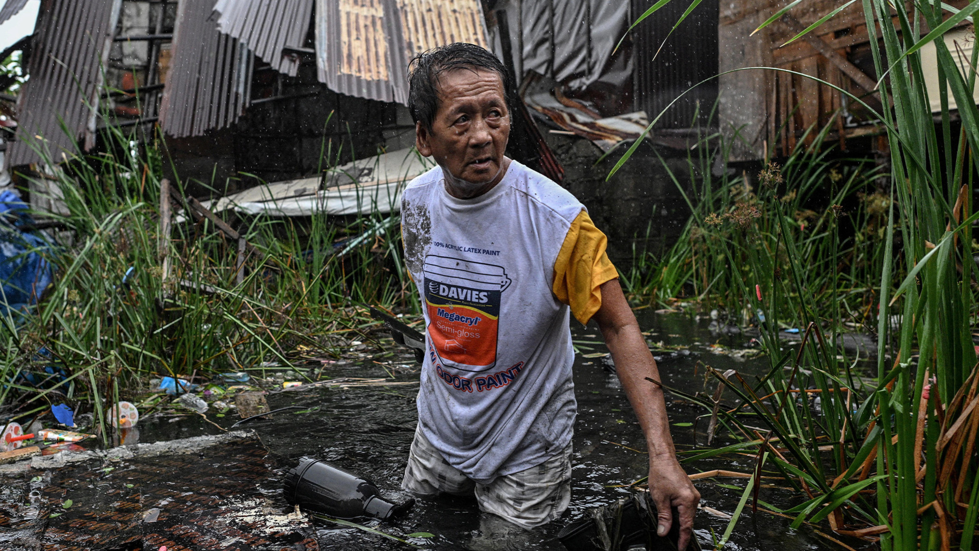 Typhoon Fung-wong destroys homes in the Philippines