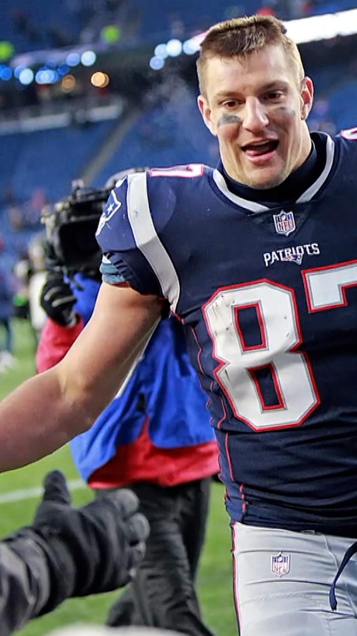 Gronkowski to sign 1-day contract to retire as Patriot