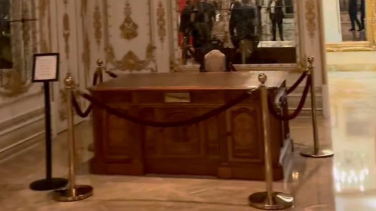No, Trump did not move the Resolute Desk from Oval Office to Mar-a-Lago
