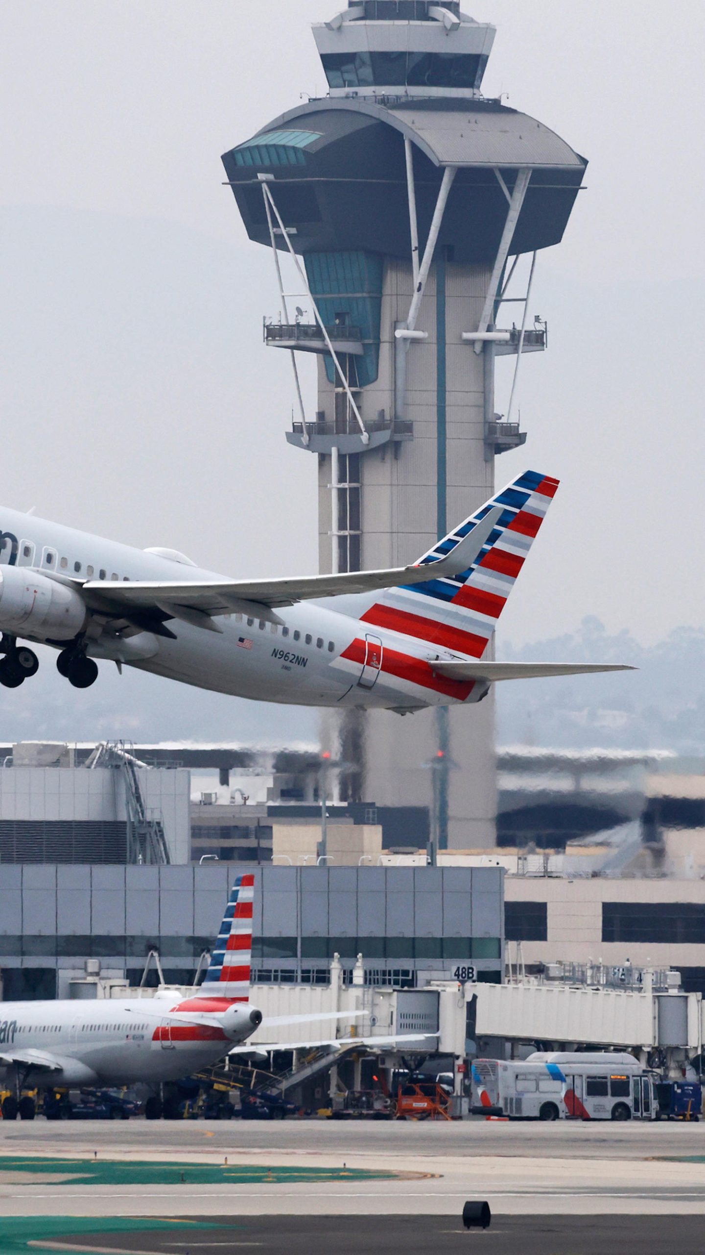 Air traffic slowly improves after government reopens