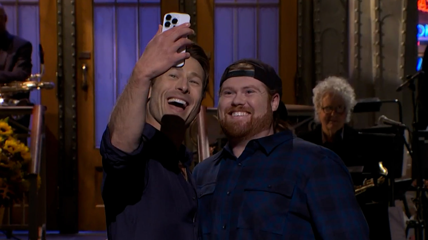Glen Powell recreates selfie with UPS driver he told he was going to host ‘SNL’ in 2021