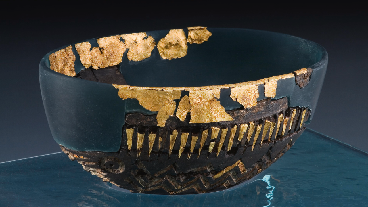 Caergwrle Bowl: A 3,300-year-old stone-and-tin bowl with gold oars and ‘protective eyes’