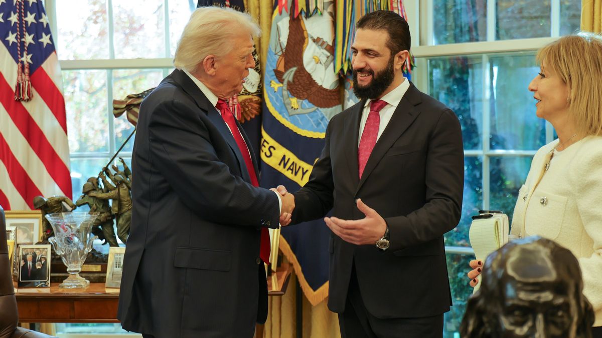 Photo shows Trump shaking hands with former al-Qaida leader