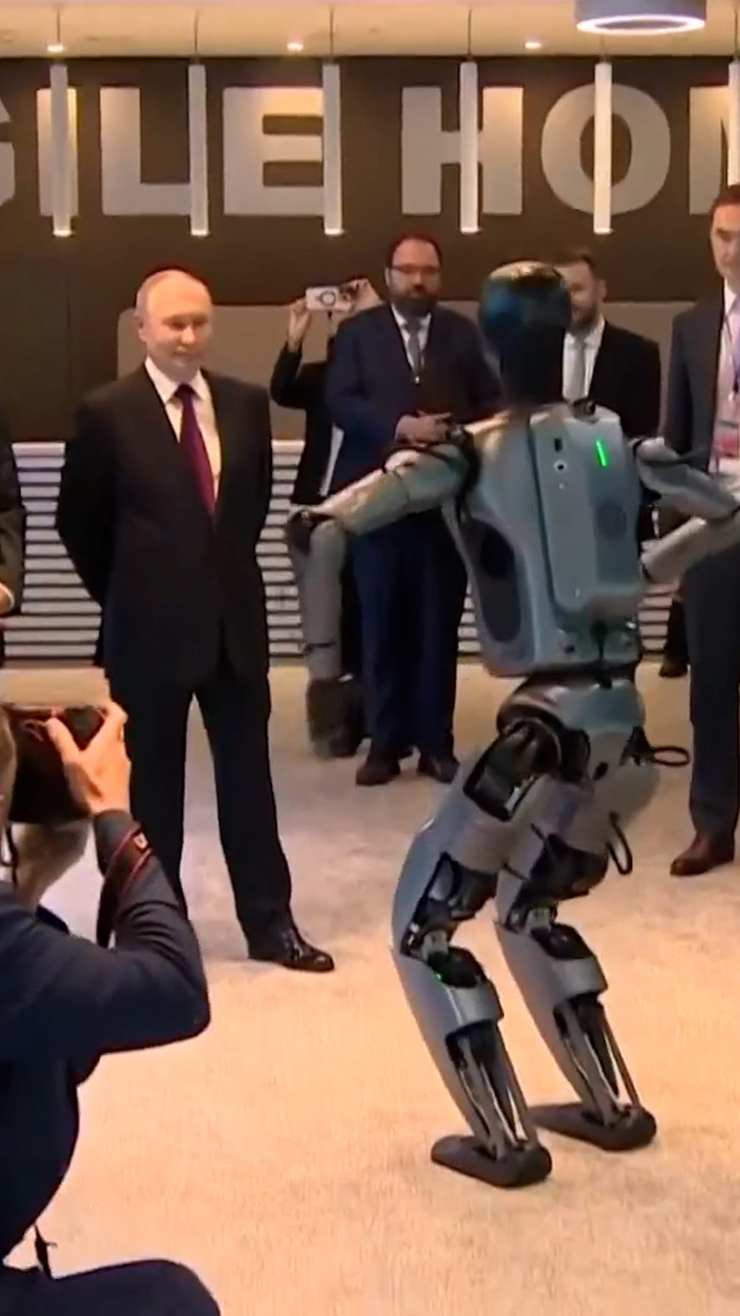 AI-powered humanoid robot dances for Putin in Russia