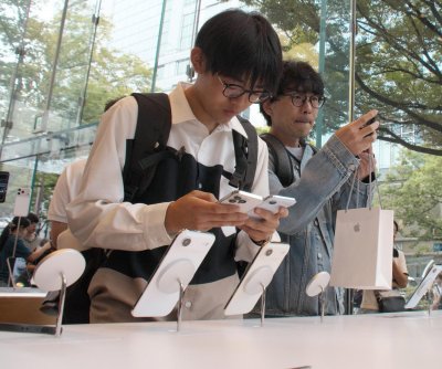 Spine docs alarmed over ‘tech neck’ hazard for young smartphone users