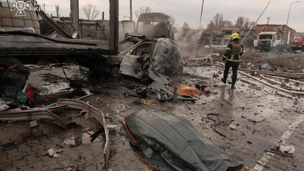 Russian attacks kill at least 7 in Ukraine, as flurry of talks on peace plan proceed