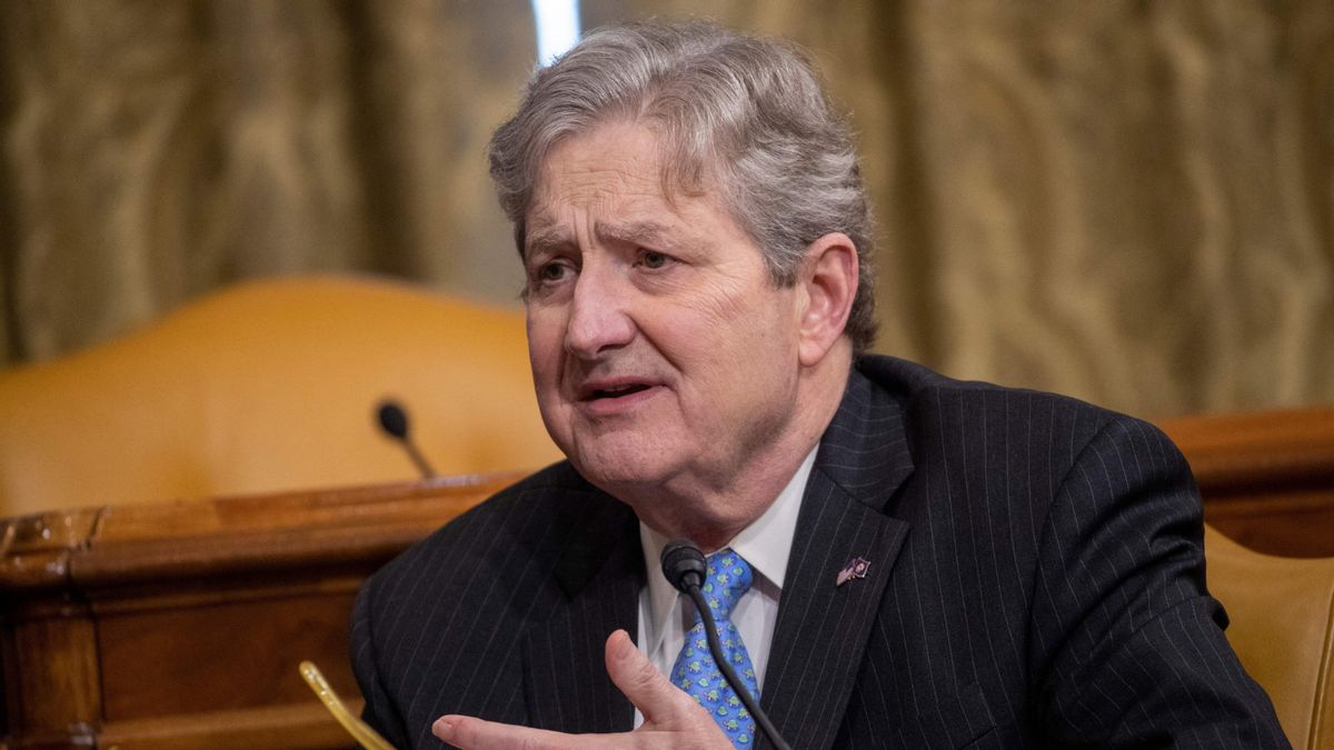 Did the ‘Born in America Act’ pass, forcing federal officeholders to resign? Not so fast