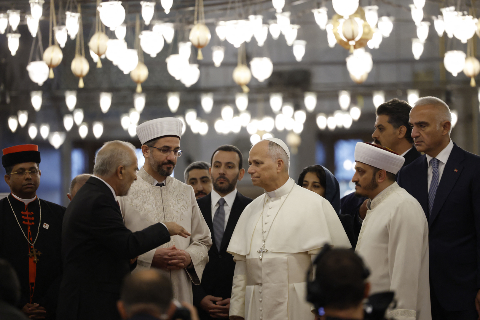 Pope Leo tours Istanbul’s Blue Mosque during Turkiye trip