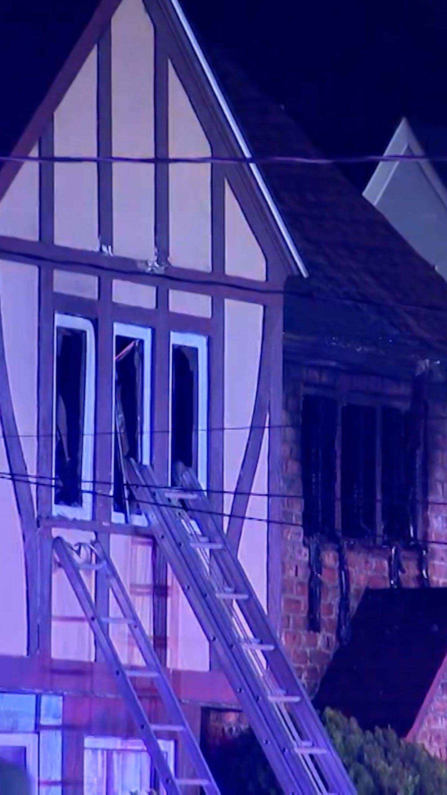 Two sisters die saving disabled dad from Thanksgiving fire