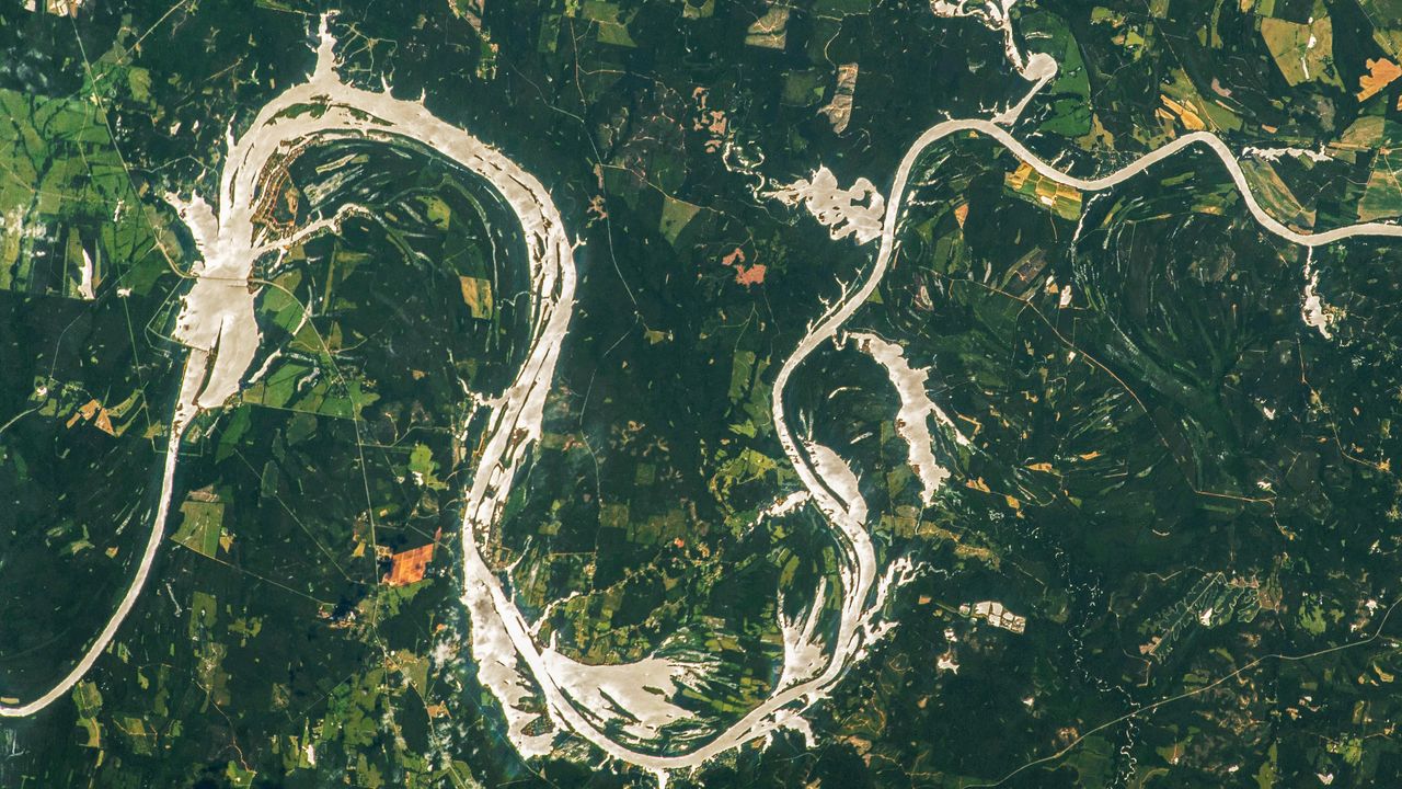 Rare ‘sunglint’ transforms Alabama River into a giant ‘golden dragon’ — Earth from space