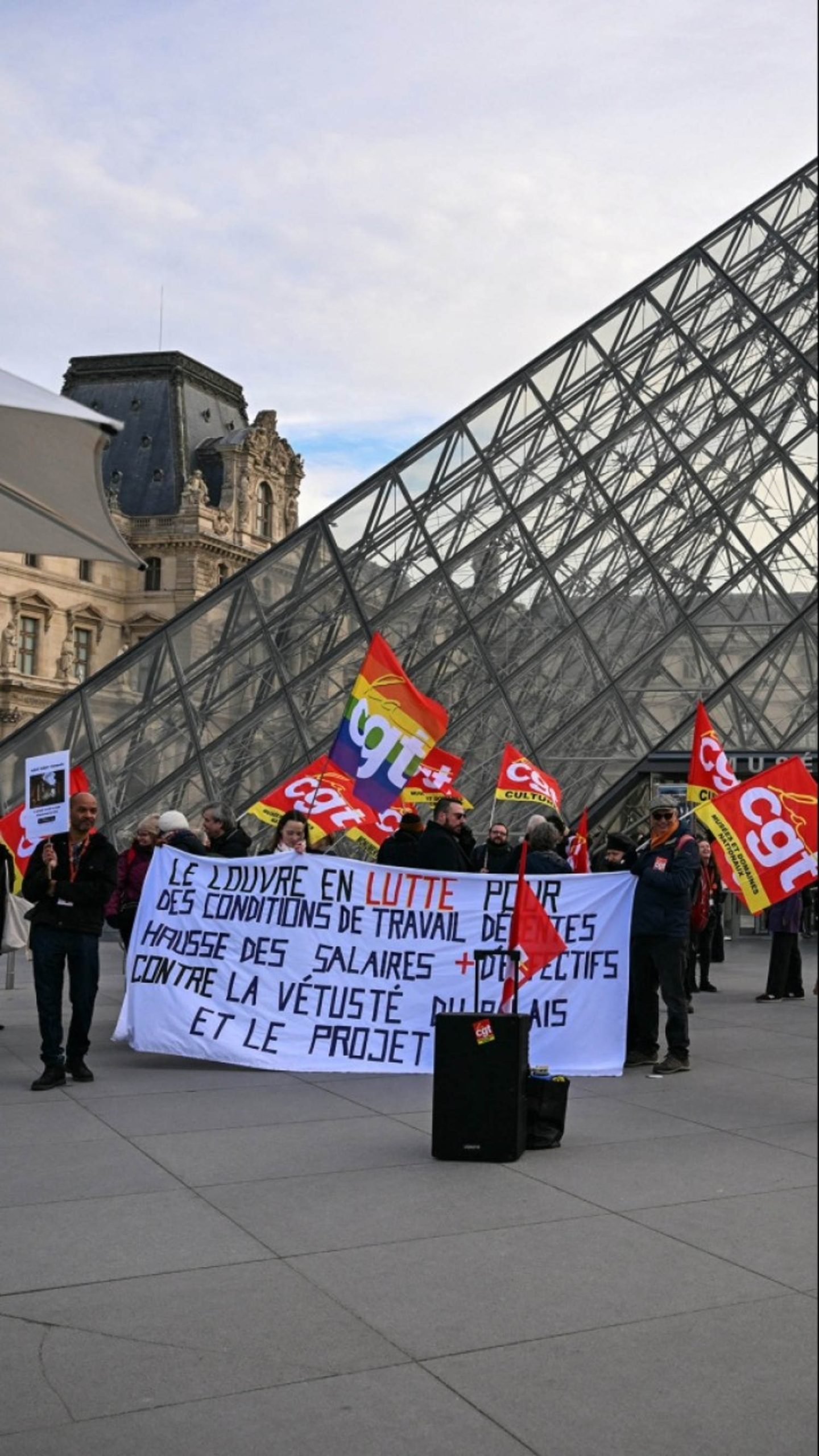 Louvre workers strike over poor working conditions