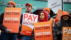 Starmer calls doctors’ strike ‘dangerous’ as five-day walkout begins