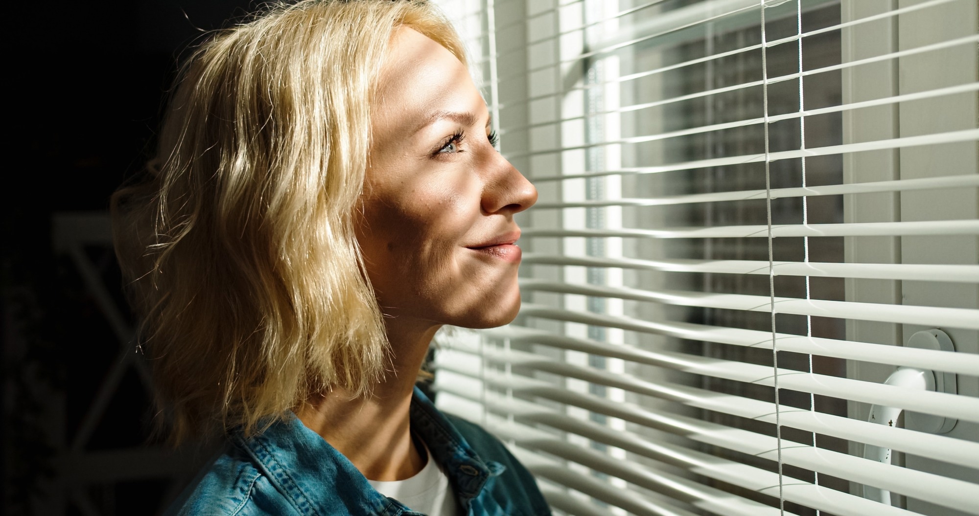 Everyday light exposure shapes how alert and mentally sharp we feel outside the lab